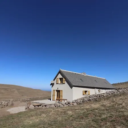 Buron Isole Au Coeur Des Volcans D'auvergne Avec Jardin Et Poele - Fr-1-742-316 *