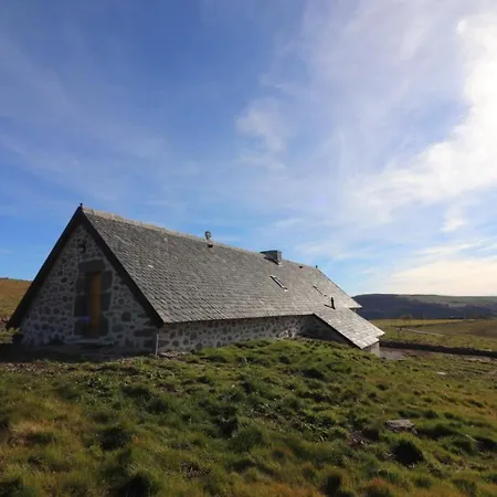 Buron Isole Au Coeur Des Volcans D'auvergne Avec Jardin Et Poele - Fr-1-742-316 *