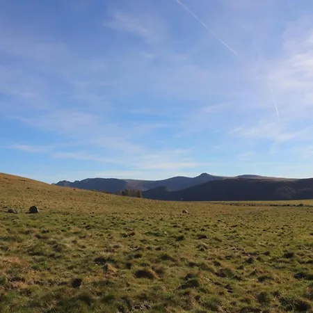 Buron Isole Au Coeur Des Volcans D'auvergne Avec Jardin Et Poele - Fr-1-742-316 Holiday home *
